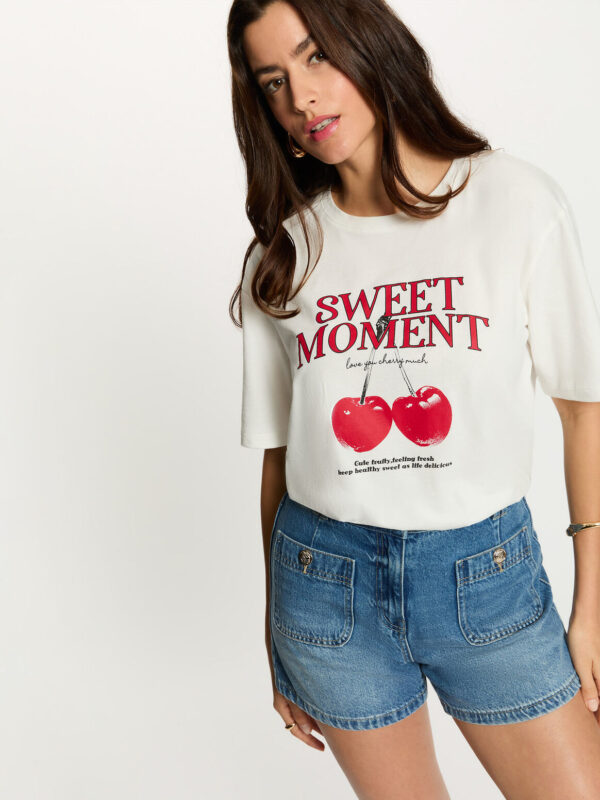 T-shirt με Print σε Ίσια Γραμμή